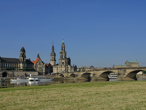Foto Augustusbrücke mit Wiese - Dresden