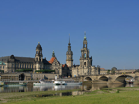 Augustusbrücke mit Wiese Foto 