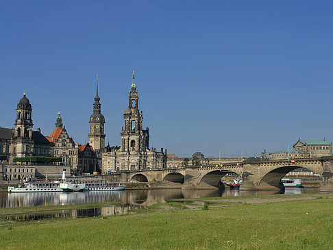 Augustusbrücke mit Wiese Foto 