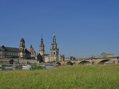 Foto Augustusbrücke mit Wiese