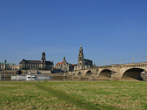 Augustusbrücke mit Wiese