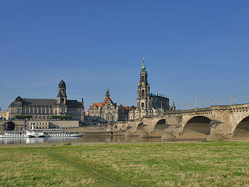 Augustusbrücke mit Wiese Fotos
