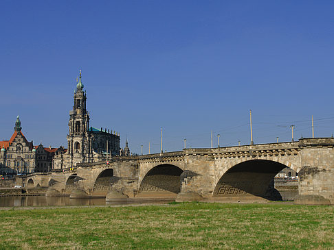 Augustusbrücke mit Wiese Foto 