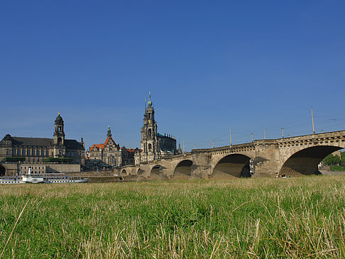 Foto Augustusbrücke mit Wiese