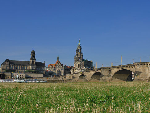 Foto Augustusbrücke mit Wiese - Dresden
