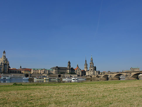 Foto Brühlsche Terrasse mit Wiese
