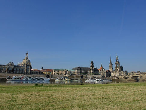 Brühlsche Terrasse mit Wiese