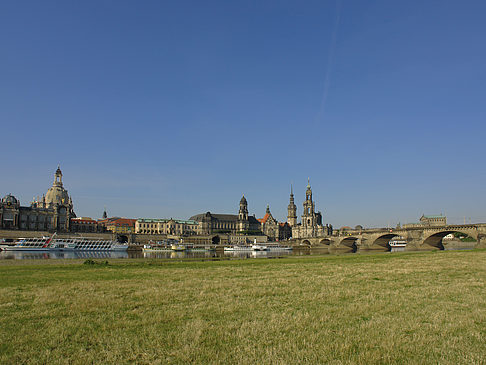 Brühlsche Terrasse mit Wiese Foto 
