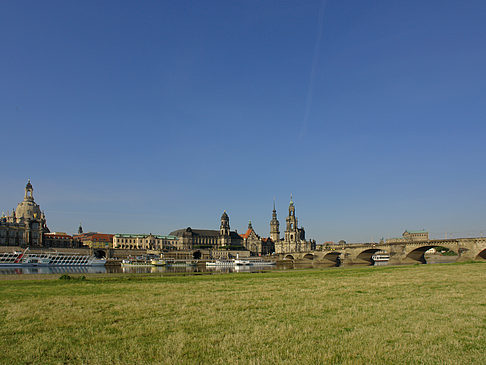 Brühlsche Terrasse mit Wiese