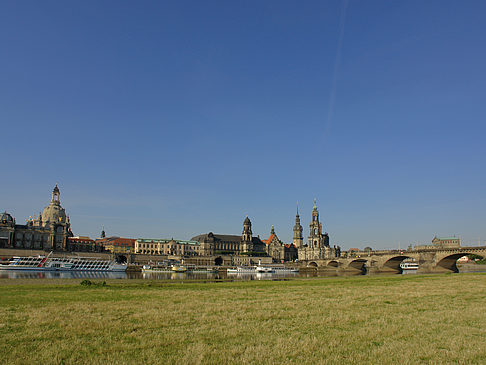 Foto Brühlsche Terrasse mit Wiese