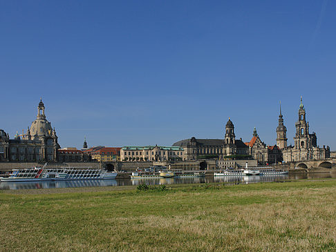 Brühlsche Terrasse mit Wiese