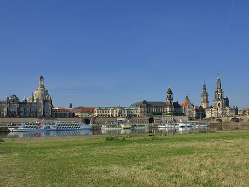 Brühlsche Terrasse mit Wiese
