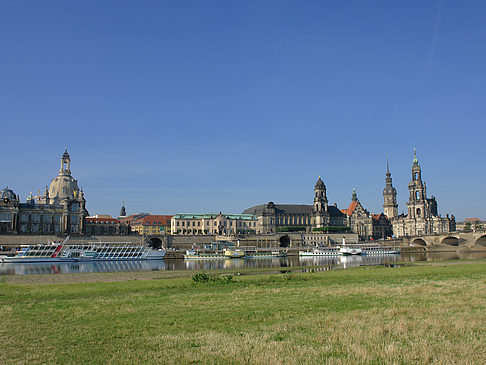 Brühlsche Terrasse mit Wiese