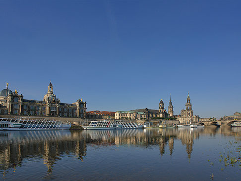Elbe vor dem Terrassenufer Foto 