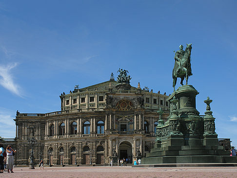 König-Johann-Statue mit Semperoper Foto 