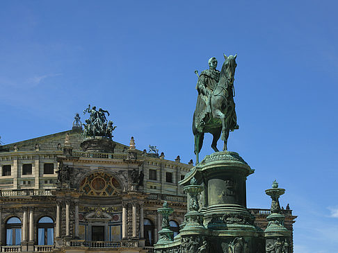 König-Johann-Statue mit Semperoper Fotos