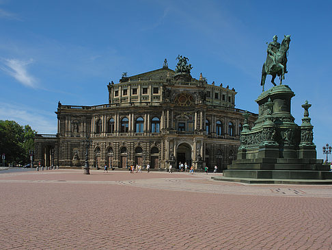 König-Johann-Statue mit Semperoper Fotos