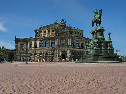 König-Johann-Statue mit Semperoper