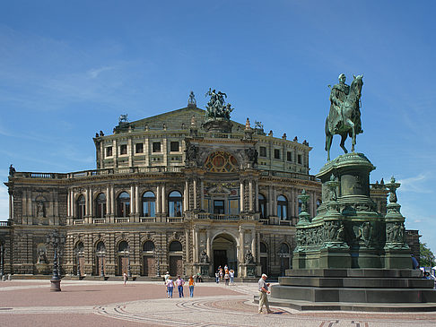 Fotos König-Johann-Statue mit Semperoper