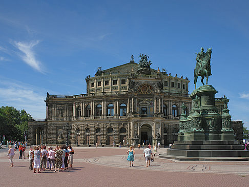 König-Johann-Statue mit Semperoper Fotos