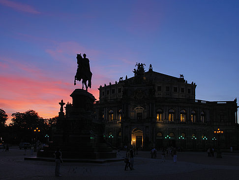 Statue und Semperoper Fotos