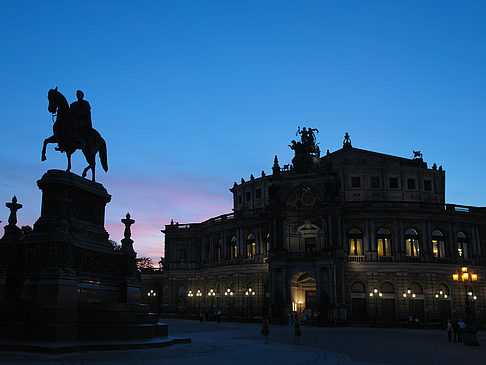 Statue und Semperoper