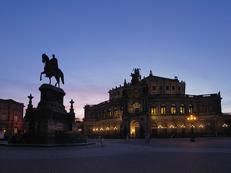 Foto Statue und Semperoper