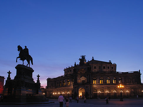 Foto Statue und Semperoper