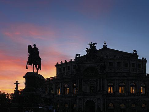 Statue und Semperoper Foto 