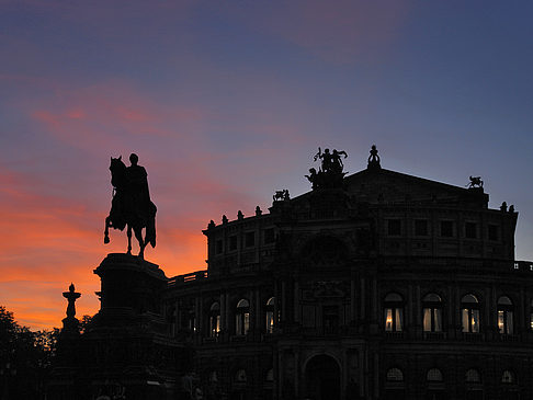 Statue und Semperoper Foto 