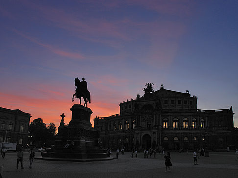 Statue und Semperoper Foto 