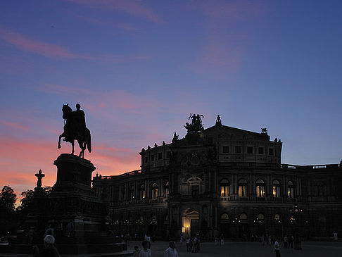 Statue und Semperoper Foto 