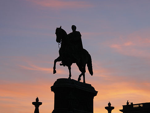 König-Johann-Statue bei Sonnenuntergang Foto 