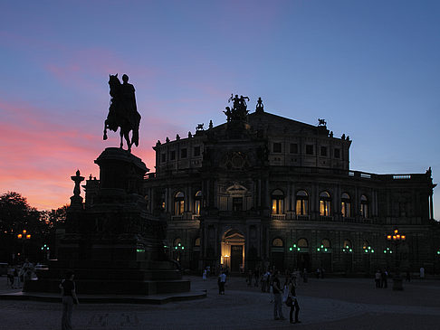 Fotos König-Johann-Statue bei Sonnenuntergang