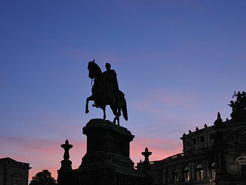 Foto König-Johann-Statue bei Sonnenuntergang - Dresden