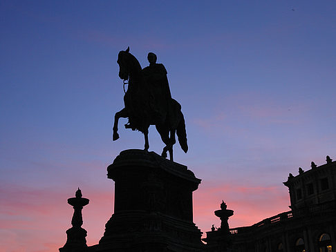 König-Johann-Statue bei Sonnenuntergang Fotos
