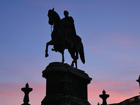 Fotos König-Johann-Statue bei Sonnenuntergang | Dresden