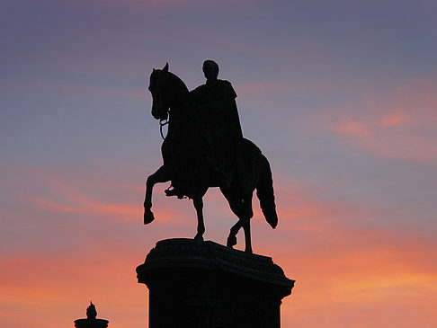 Foto König-Johann-Statue bei Sonnenuntergang
