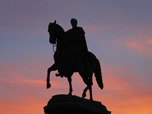 König-Johann-Statue bei Sonnenuntergang Fotos