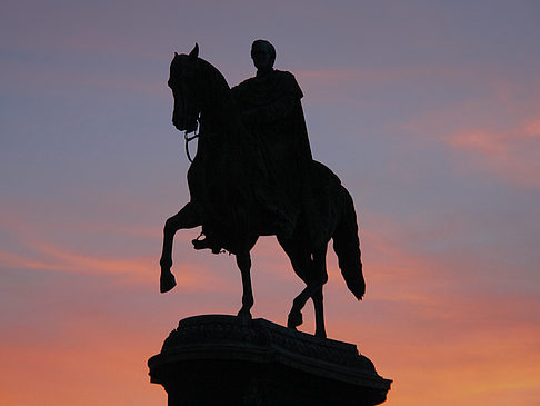 König-Johann-Statue bei Sonnenuntergang