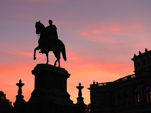 König-Johann-Statue bei Sonnenuntergang Foto 