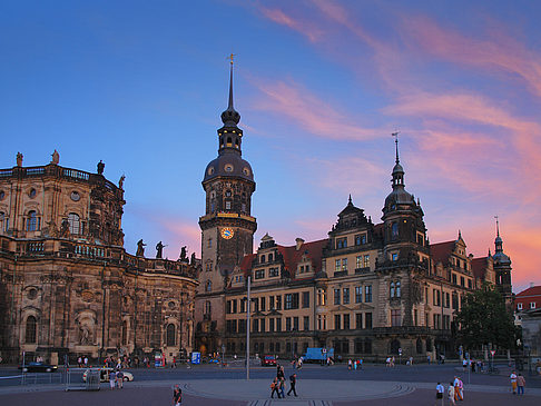 Schloss und Hofkirche am Abend