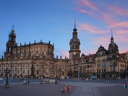 Fotos Schloss und Hofkirche am Abend