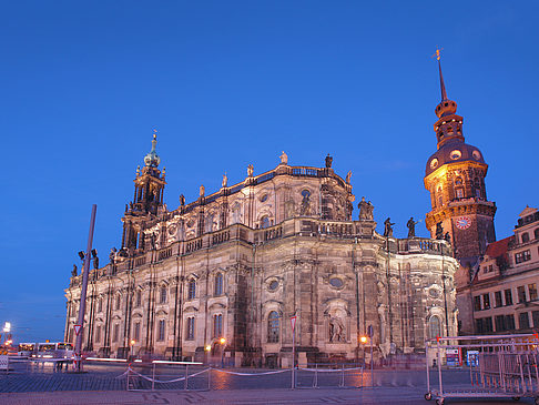 Foto Schloss und Hofkirche am Abend