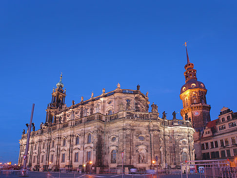 Schloss und Hofkirche am Abend Foto 