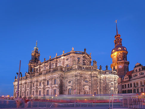 Fotos Schloss und Hofkirche am Abend
