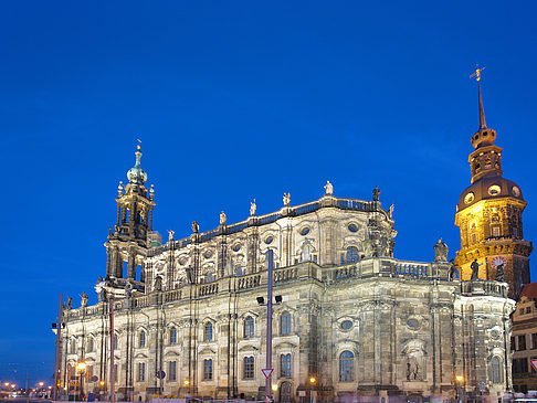 Fotos Schloss und Hofkirche am Abend