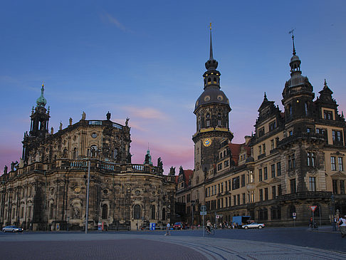 Schloss und Hofkirche am Abend Foto 