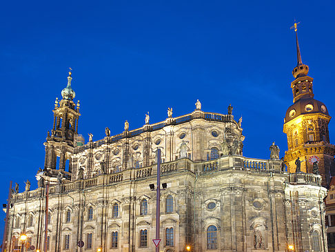 Schloss und Hofkirche am Abend Fotos