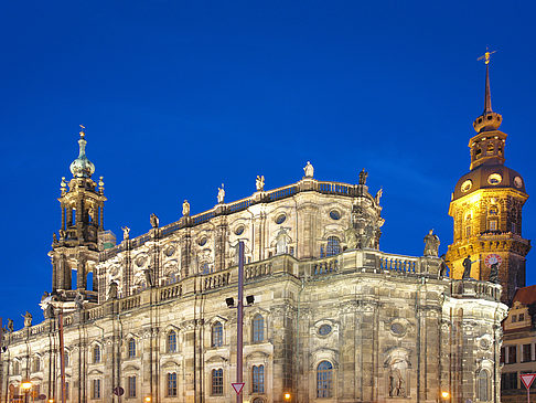 Fotos Schloss und Hofkirche am Abend